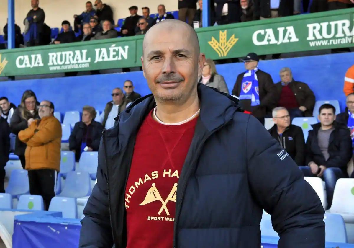 David Campaña durante un partido reciente como entrenador del Linares Deportivo.