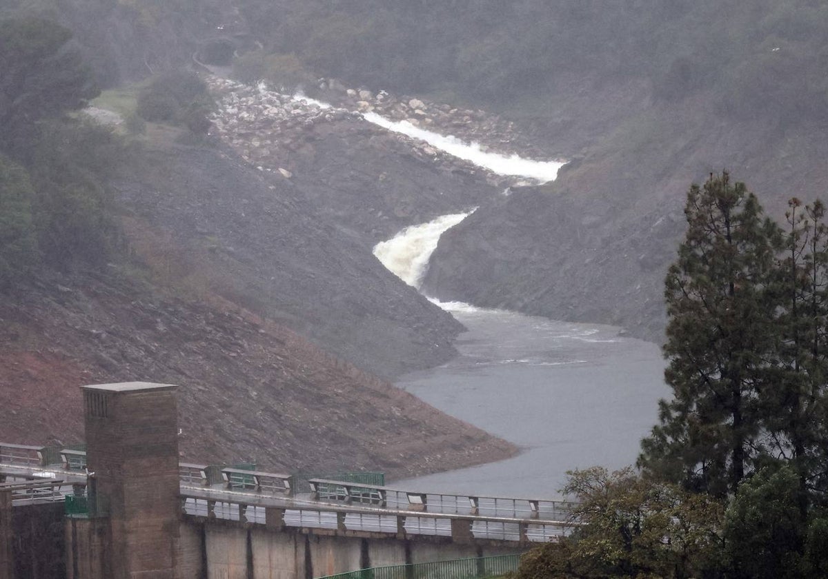 Agua entrando en el embalse de La Concepción.