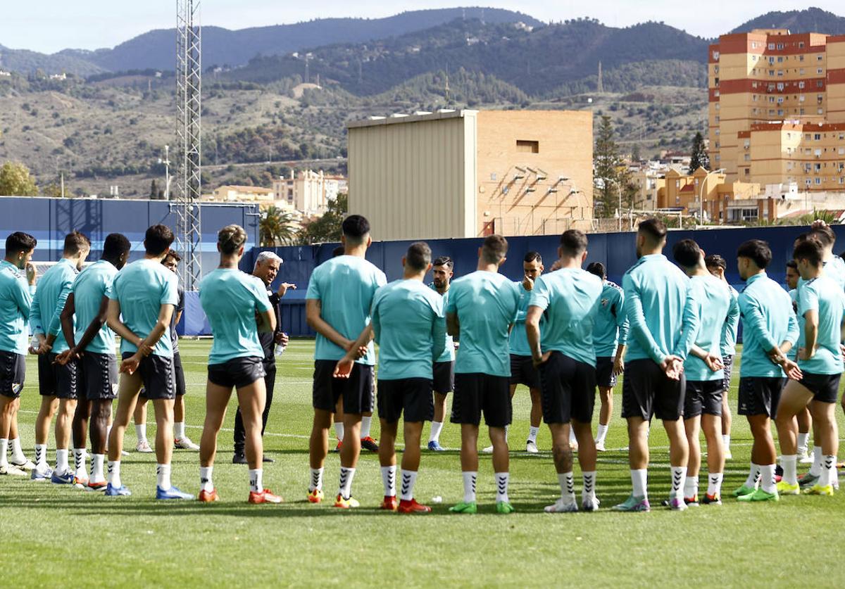 Jugadores del Málaga atienden a las indicaciones del entrenador Sergio Pellicer en un entrenamiento de esta semana en el Anexo de La Rosaleda.