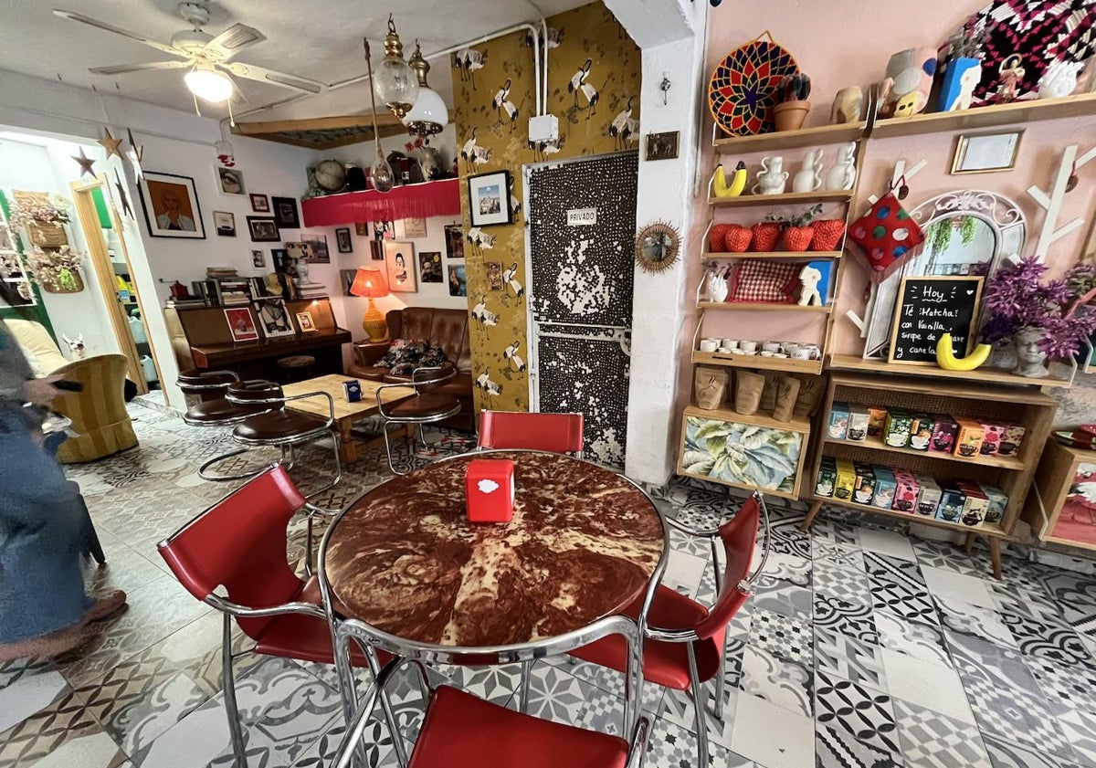 Imagen principal - Arriba, salón principal del establecimiento de la calle San Pancracio, con el piano al fondo. Abajo, entrada al patio y detalle del interior.