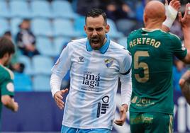 El jugador del Málaga Manu Molina se lamenta durante el partido contra el Linares por una oportunidad de gol fallada de su equipo.