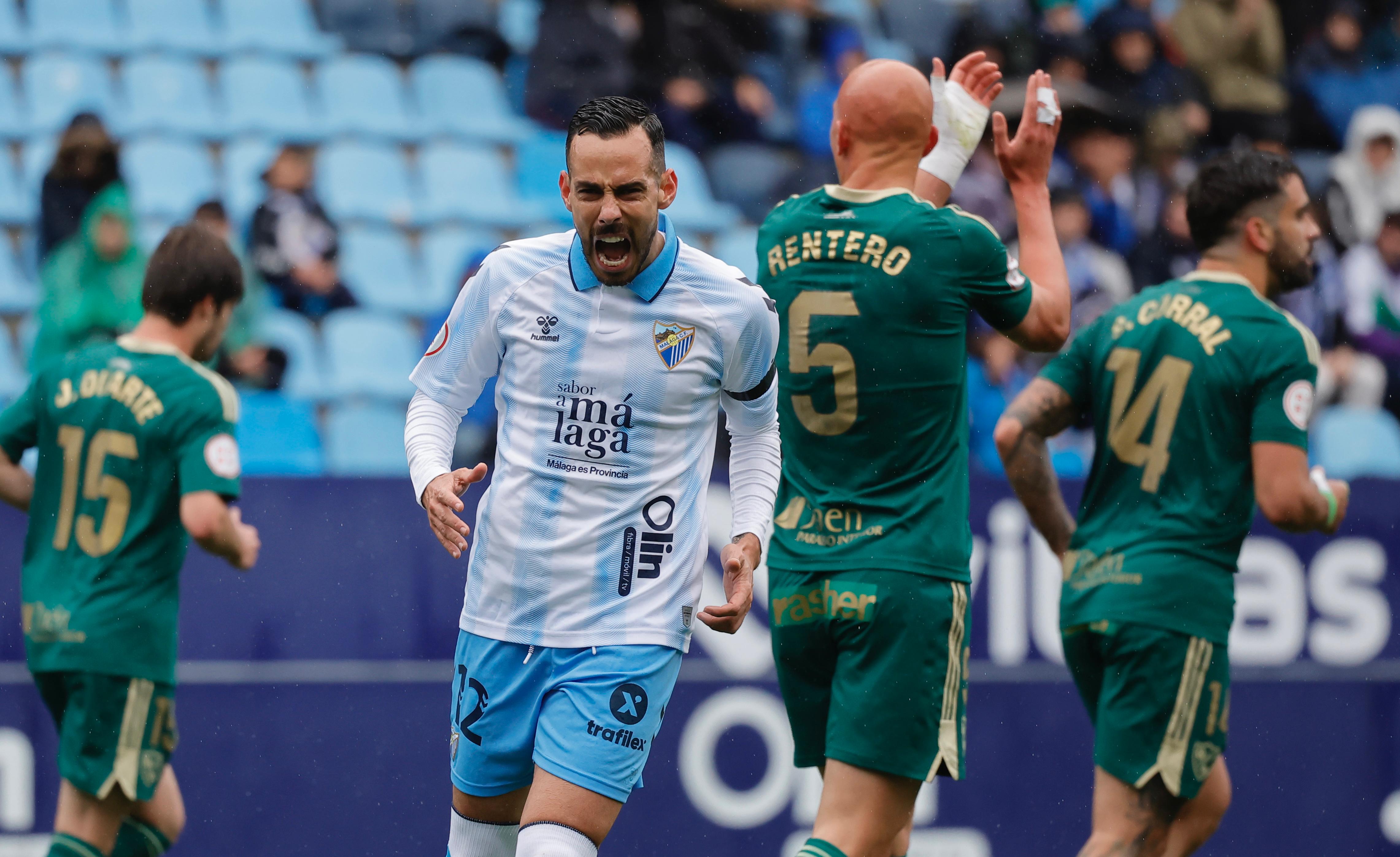 El jugador del Málaga Manu Molina se lamenta durante el partido contra el Linares por una oportunidad de gol fallada de su equipo.