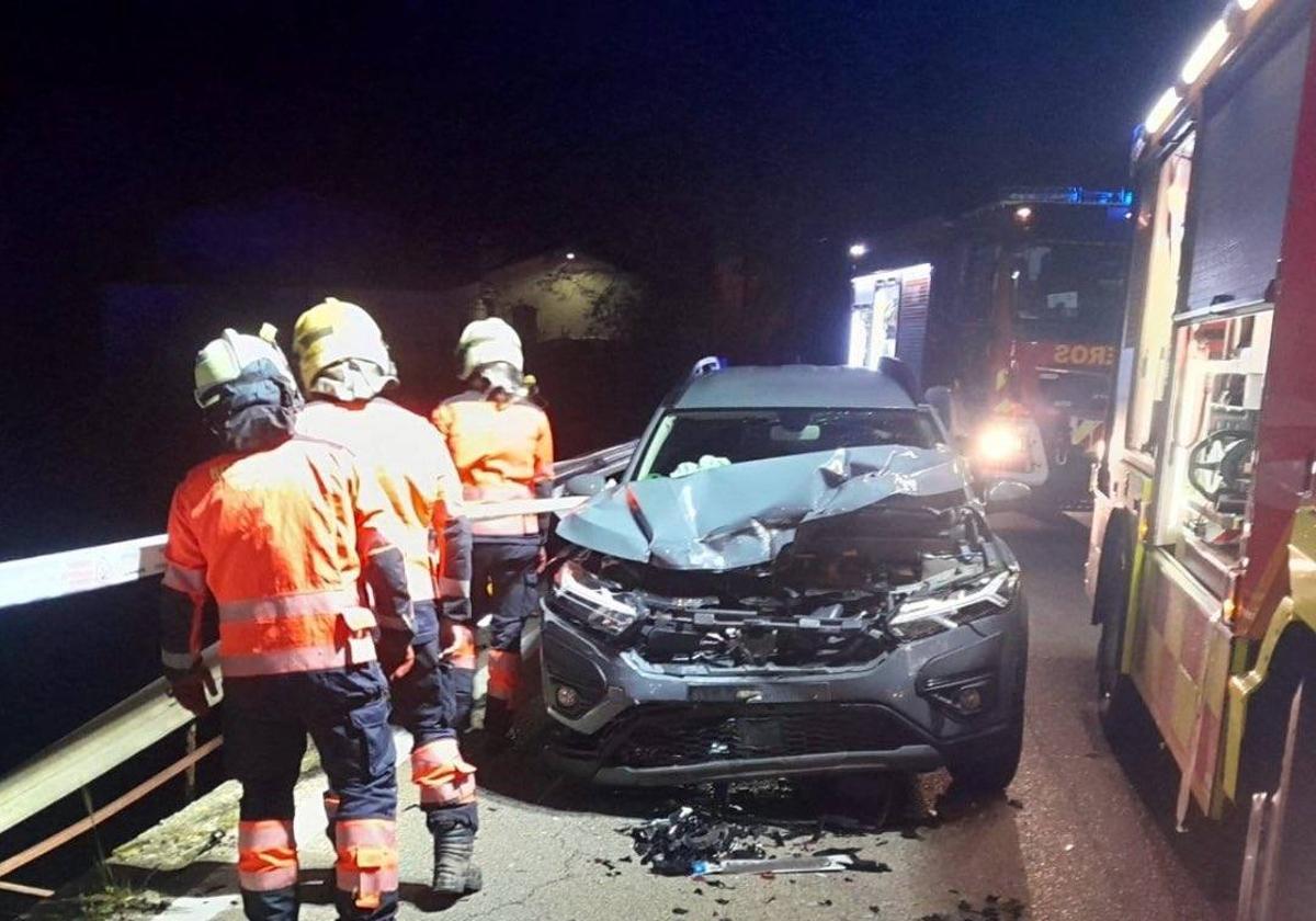 Dotaciones de los bomberos de Vélez-Málaga y de Periana intervinieron tras el accidente.