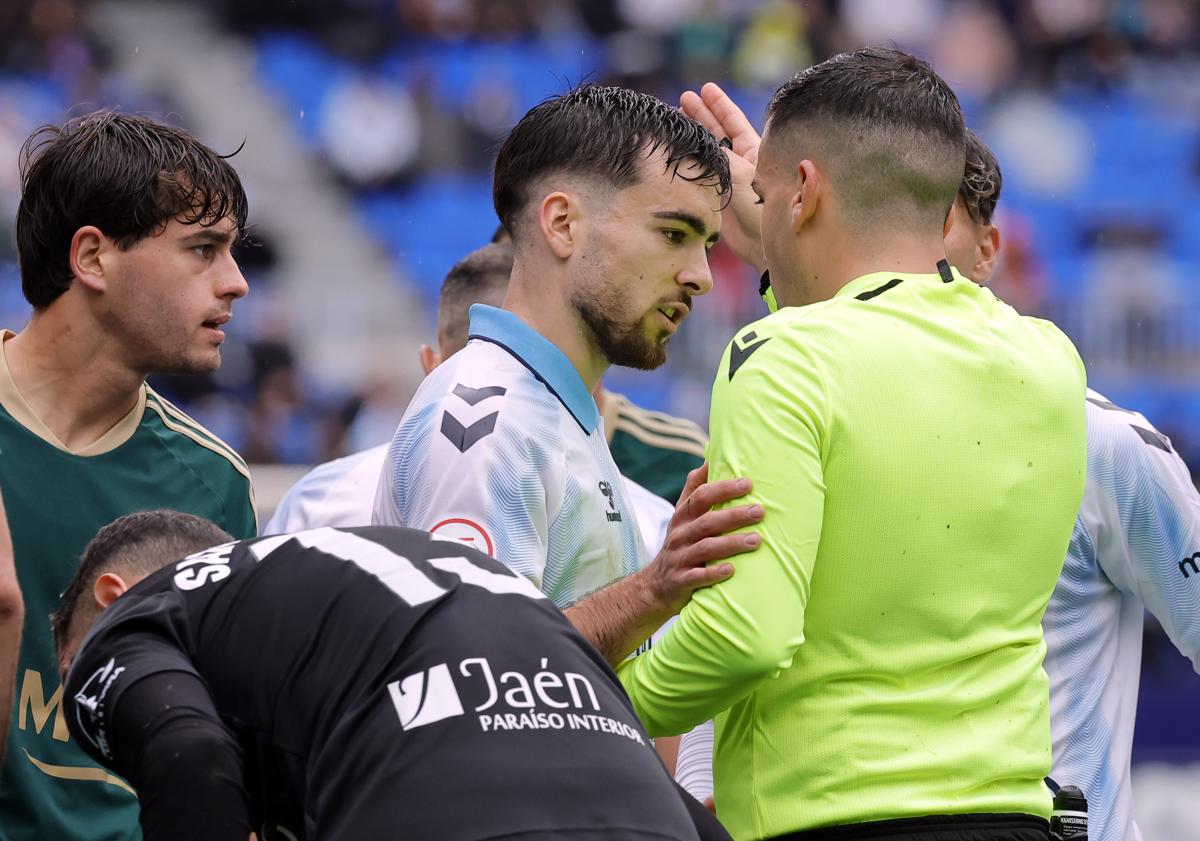 Imagen principal - Varios momentos de Ramón en el Málaga-Linares disputado en La Rosaleda.