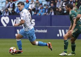 Ramón conduce el balón en un momento del partido de ayer contra el Linares.