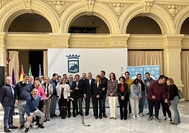 Miembros y usuarios de Autismo Málaga, representantes institucionales y colaboradores de la acción del Día Mundial de Concienciación del Autismo, esta mañana.