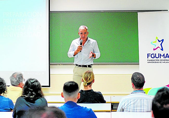 El coordinador de los cursos de preparación, Antonio Lara, se presenta ante el alumnado.