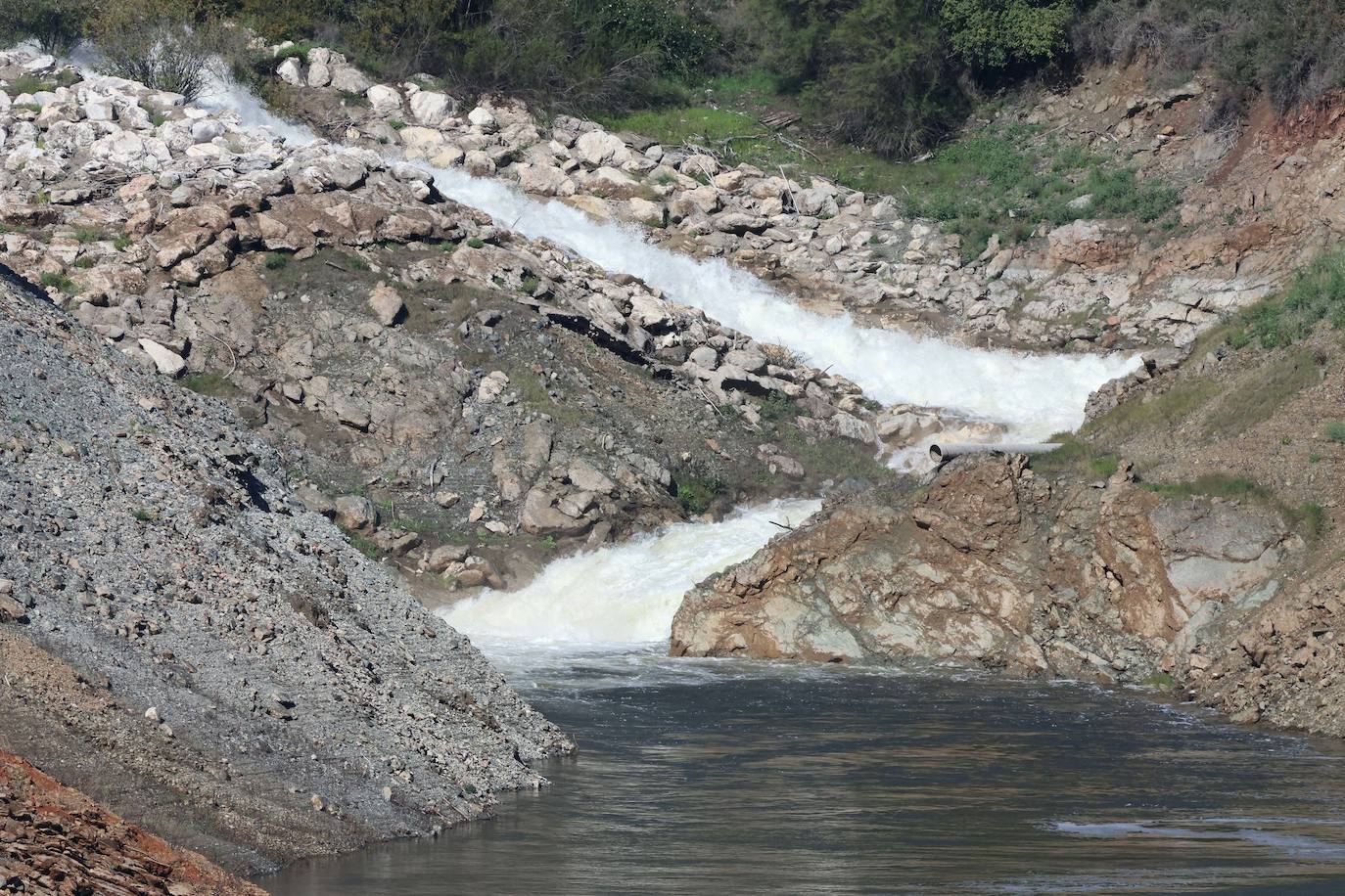 Agua entrando este lunes en el embalse marbellí.