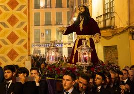 El futbolista del Málaga, Carlos López, porta el trono de traslado de la Archicofradía del Huerto. El primero en el varal a la derecha en la imagen.