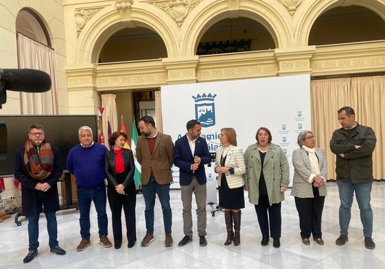 Dani Pérez, y los concejales socialistas, antes de la rueda de prensa en el patio de Banderas.