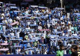 Imagen de aficionados del Málaga animando durante un partido de esta temporada en La Rosaleda.