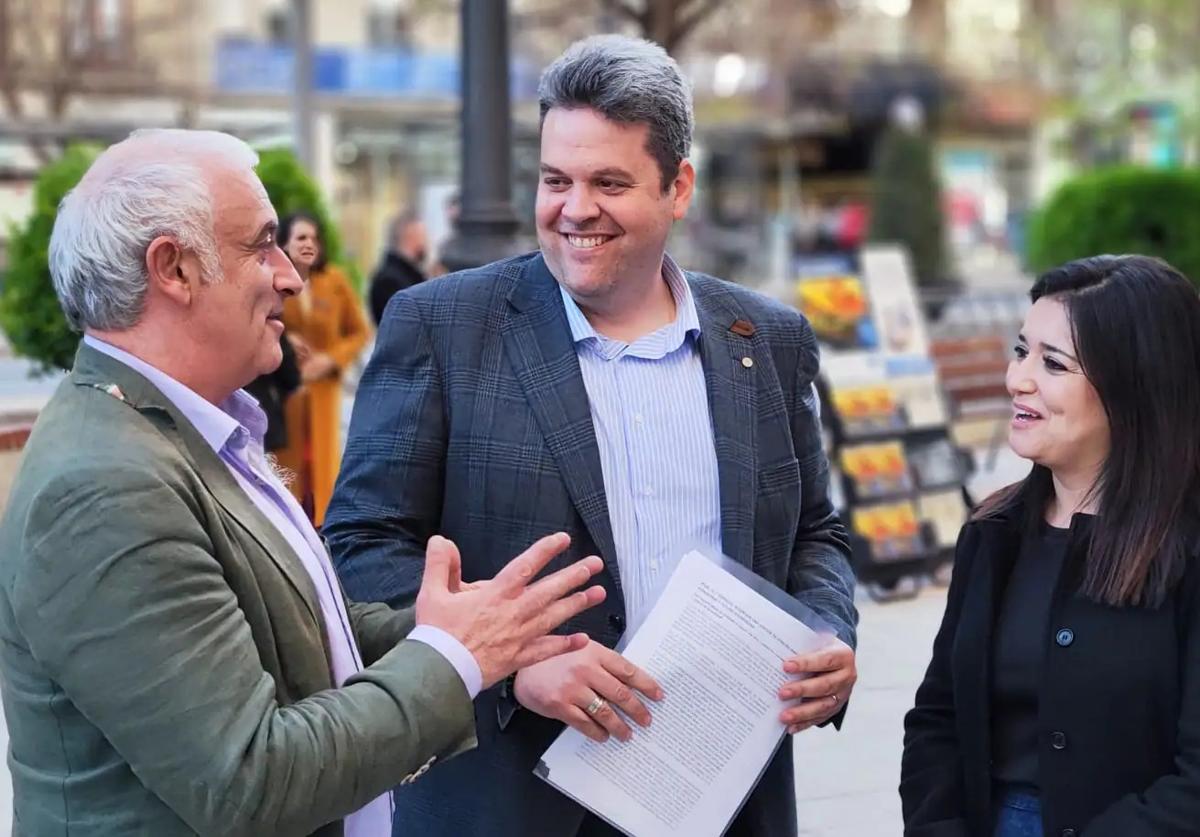 Antonio Segovia (IU), Carlos Porcel (PSOE) y Amabel Adarve (MC)