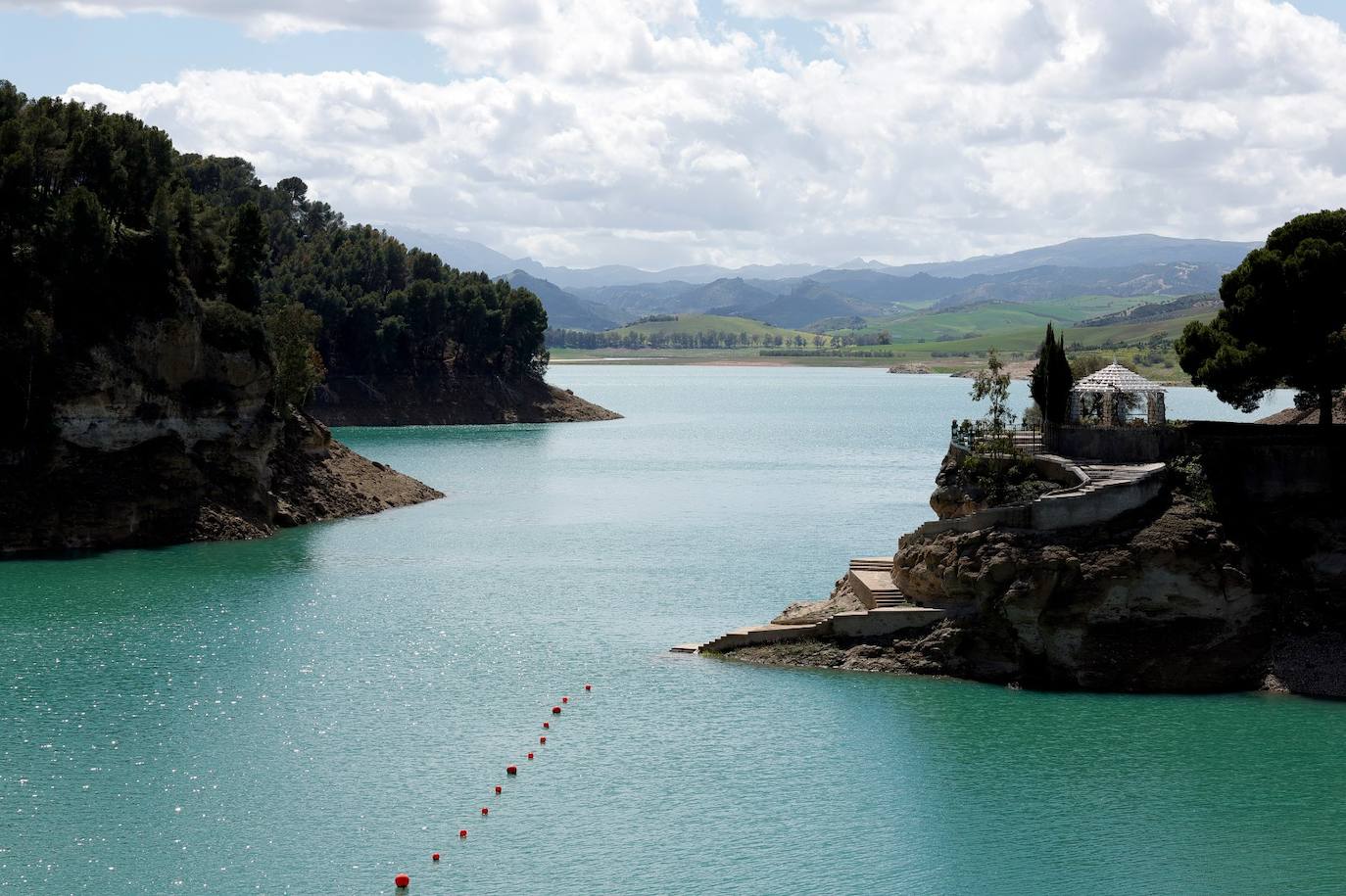 El icónico promontorio con el templete, en el embalse del Conde.