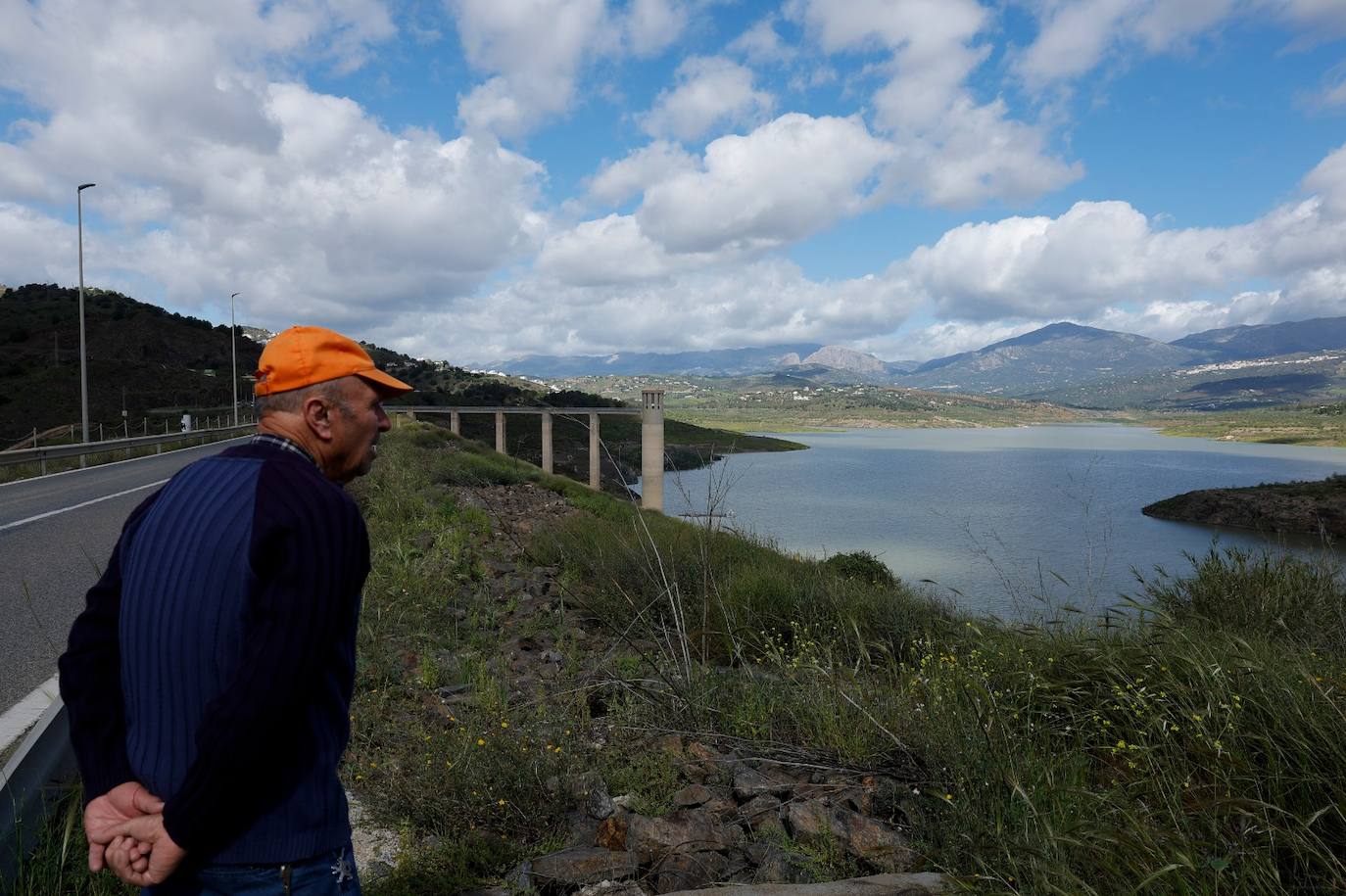 Un vecino de la zona observaba este lunes el embalse axárquico