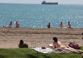 Visitantes tomando el sol en las playas de Málaga hoy, 1 de abril.