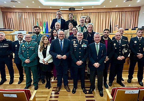 El nuevo jefe de la Policía Local de Vélez-Málaga, Rafael Mora, este lunes en el salón de plenos con autoridades policiales y políticas.