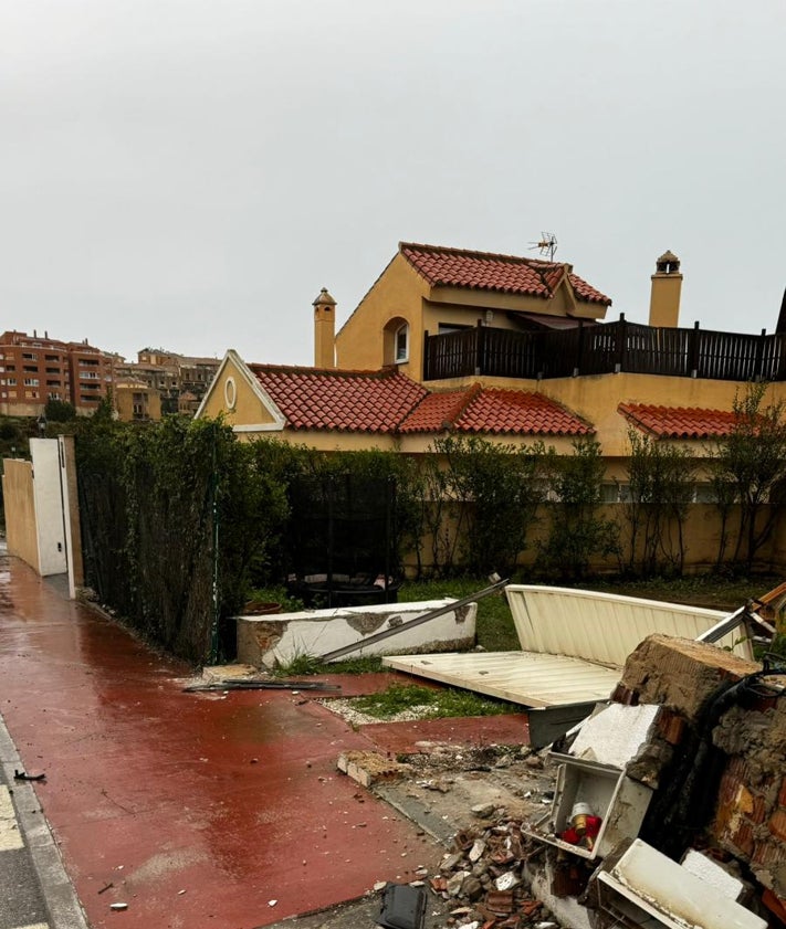 Imagen secundaria 2 - Unos ladrones derriban el muro de dos chalés en Mijas al chocar su furgoneta huyendo de un robo