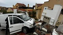 Imagen del estado del muro y de la furgoneta empotrada.