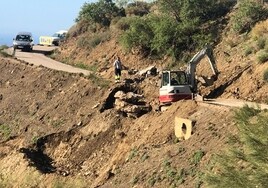 Imagen de los trabajos de reparación del único vial de acceso a la pedanía de Vallejos en Macharaviaya.