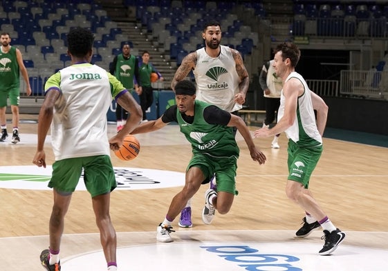 Taylor, entre Carter, Lima y Kalinoski en el entrenamiento de ayer.