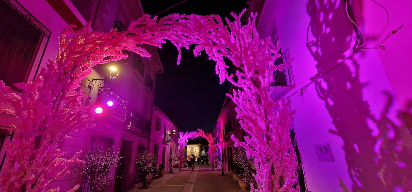 Las calles de Alfarnate se llenan de color para celebrar la floración del cerezo.