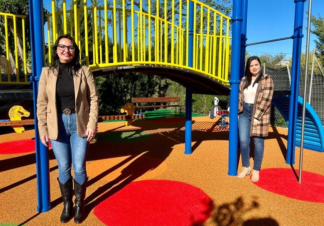 Las concejalas veleñas, en la recién remodelada zona de juegos infantiles de Triana.