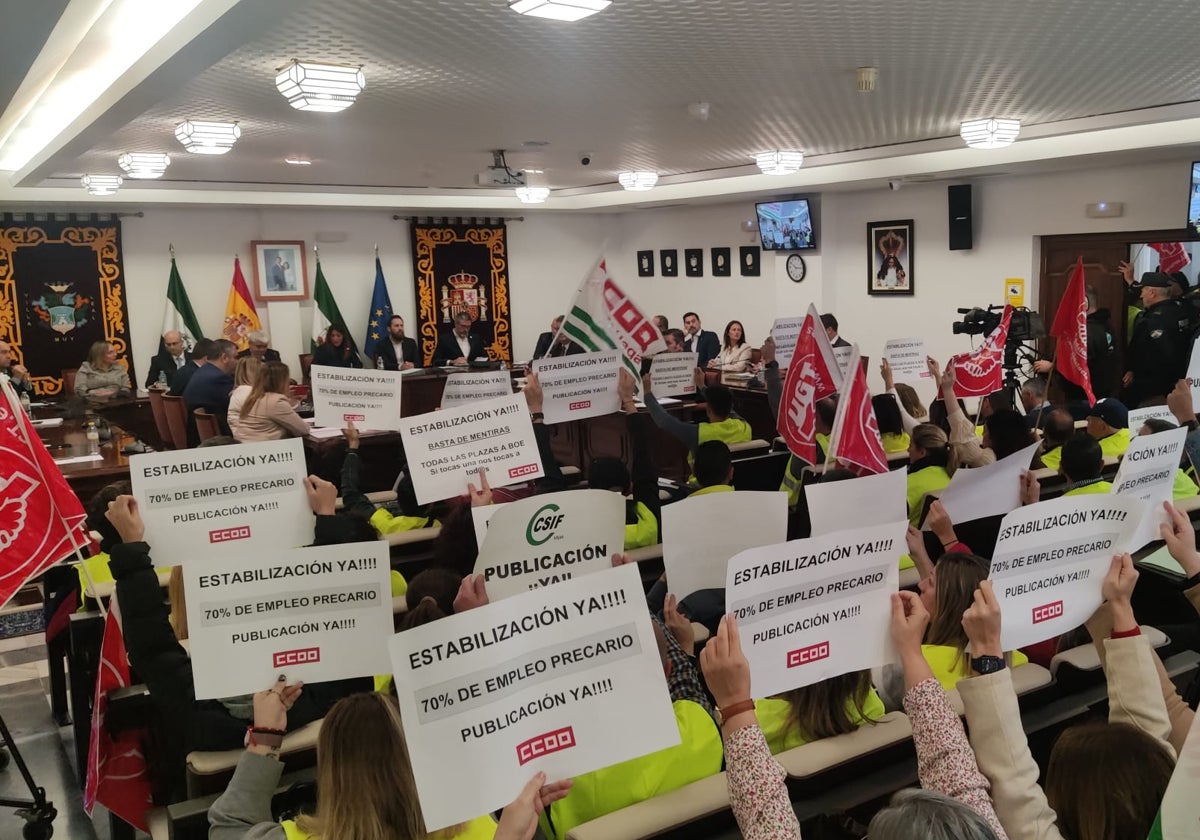 Parte de la plantilla llevó su protesta al interior del salón de plenos.