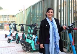 Toni Morillas, la portavoz de Con Málaga, en una de las zonas habilitadas para aparcar estos vehículos.