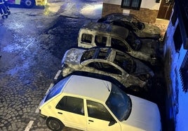 Imagen del estado en el que han quedado los cuatro vehículos siniestrados en la madrugada de este jueves en la céntrica plaza Andalucía de Sayalonga.