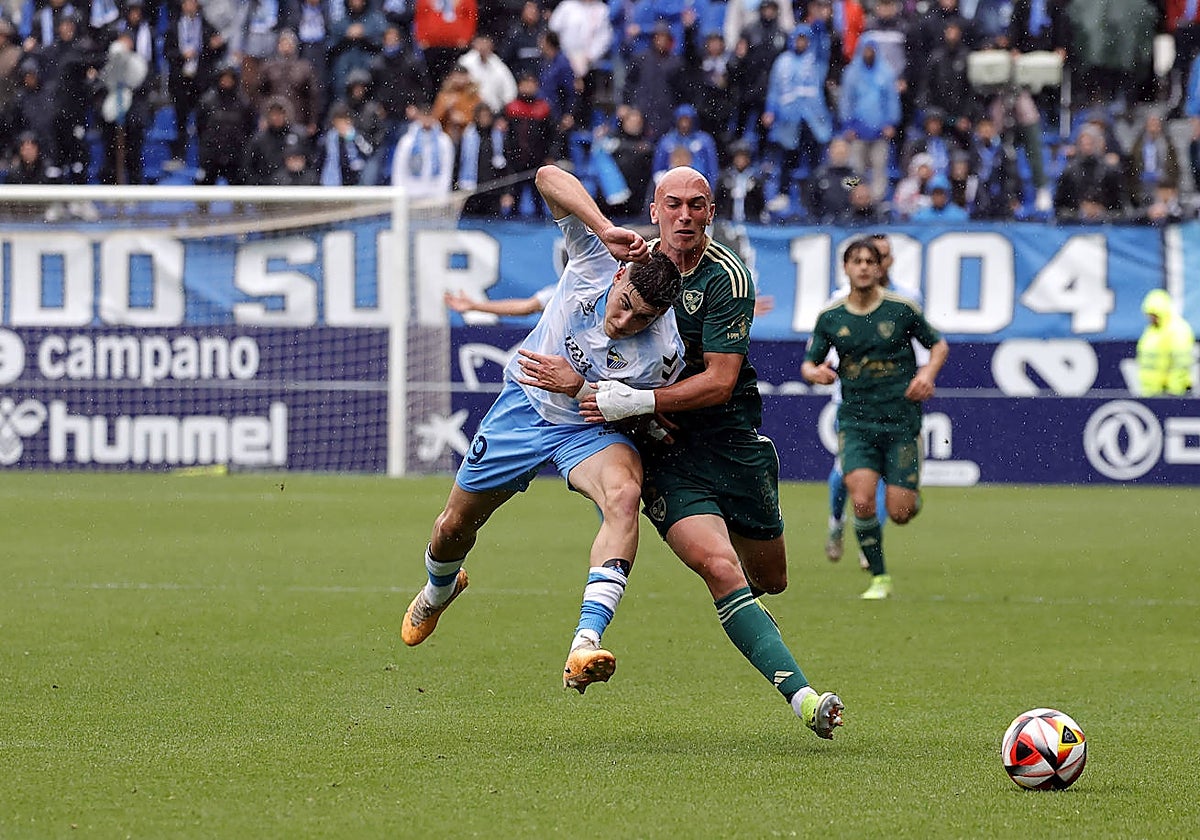 Rentero en un derribo a Roberto la primera parte del duelo del domingo.