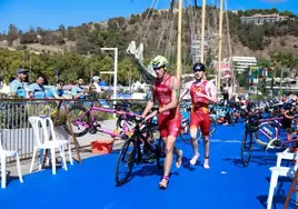 Algunos de los triatletas en el 'Test Event' de octubre, en el entorno del Muelle Uno, en la capital.