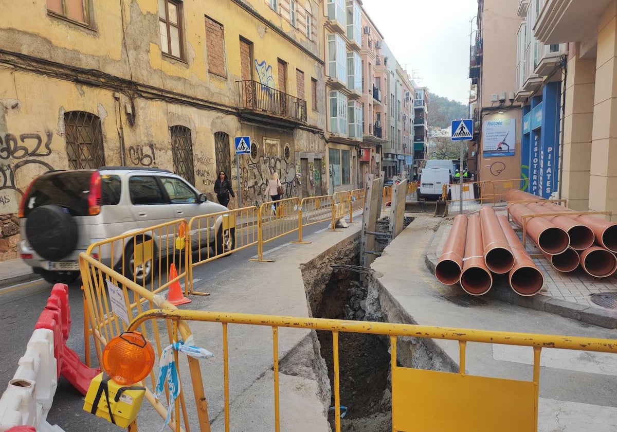 Uno de los carriles del inicio de la calle Cristo de la Epidemia ya está cortado.