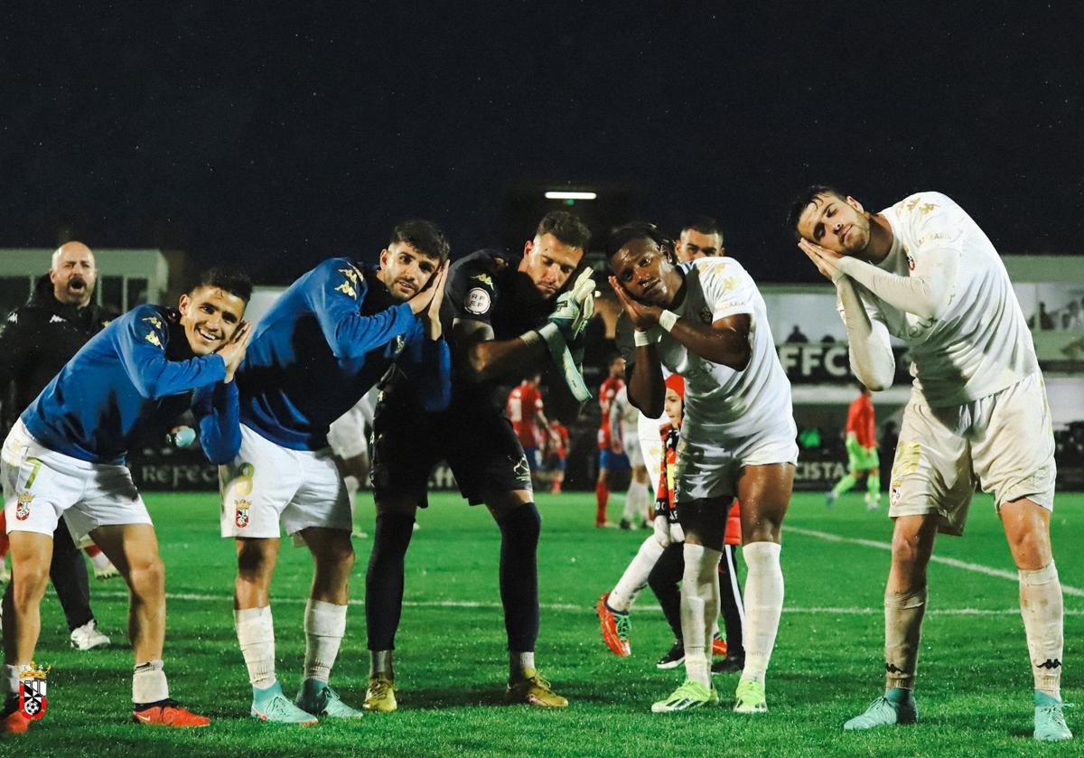 Jugadores del Ceuta celebra su última victoria contra el Algeciras que le metió en los 'play off'. Sueñan con jugar por el ascenso.