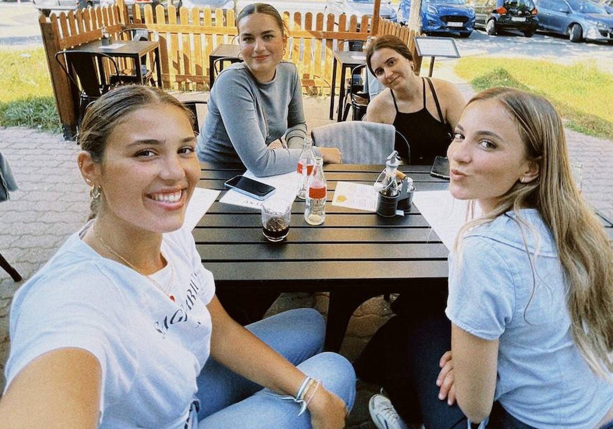 Paula Gutiérrez, Carmen Ramírez, Mara Anaya y Candela Cordero disfrutan de un día primaveral en el barrio de Slowianska, donde está la residencia en la que viven.