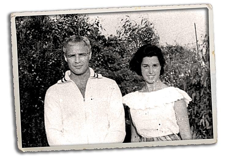 Durante 67 años, Blanca Fiestas ha guardado en su álbum familiar esta imagen mitómana con Marlon Brando en la finca La Verdad.
