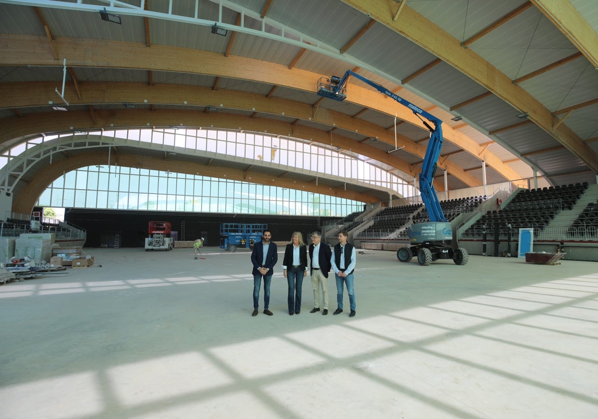 La alcaldesa, Ángeles Muñoz, en la visita a los trabajos de construcción del polideportivo.