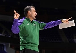 Ibon Navarro da instrucciones en un entrenamiento.