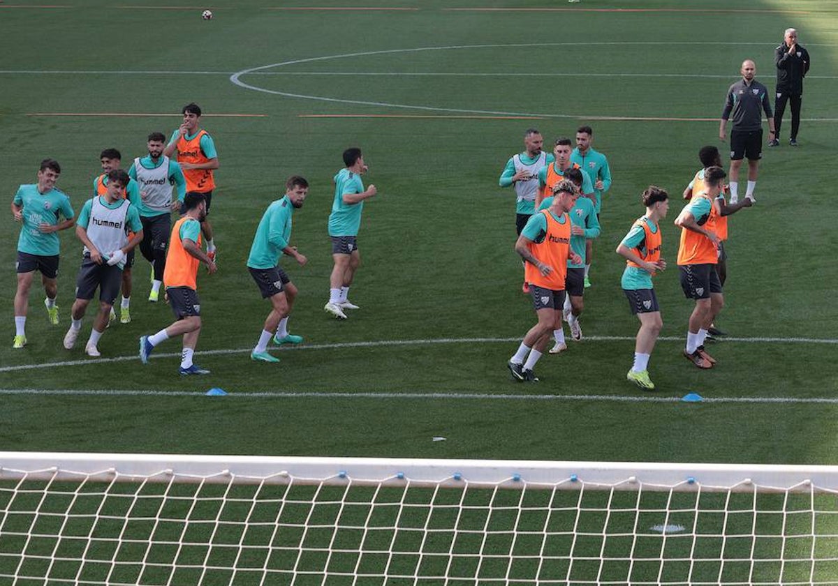 Los jugadores del Málaga, durante un entrenamiento de esta semana.