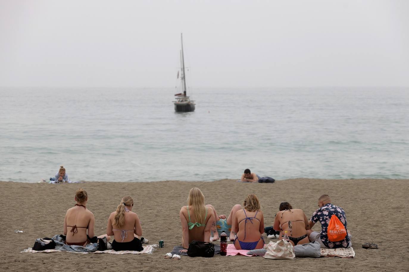 El tiempo casi veraniego llena playas, terrazas y chiringuitos a pesar de la calima en Málaga