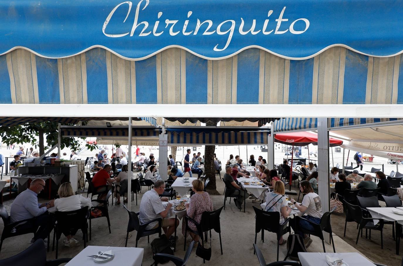 El tiempo casi veraniego llena playas, terrazas y chiringuitos a pesar de la calima en Málaga