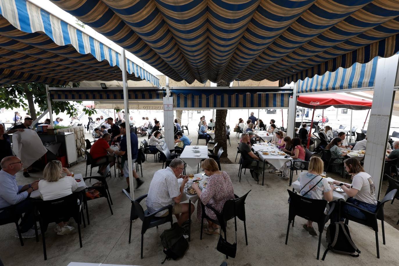 El tiempo casi veraniego llena playas, terrazas y chiringuitos a pesar de la calima en Málaga