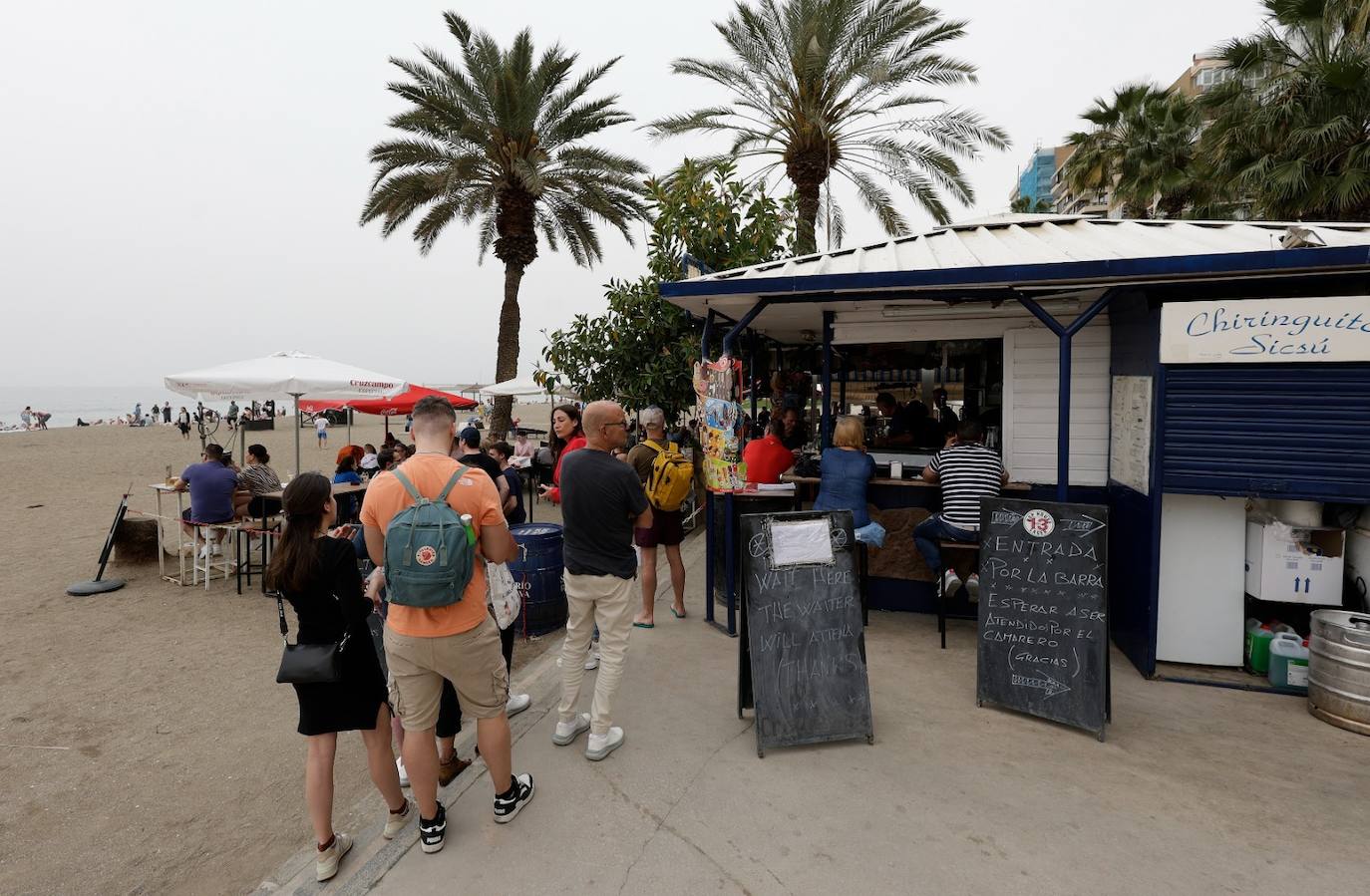 El tiempo casi veraniego llena playas, terrazas y chiringuitos a pesar de la calima en Málaga