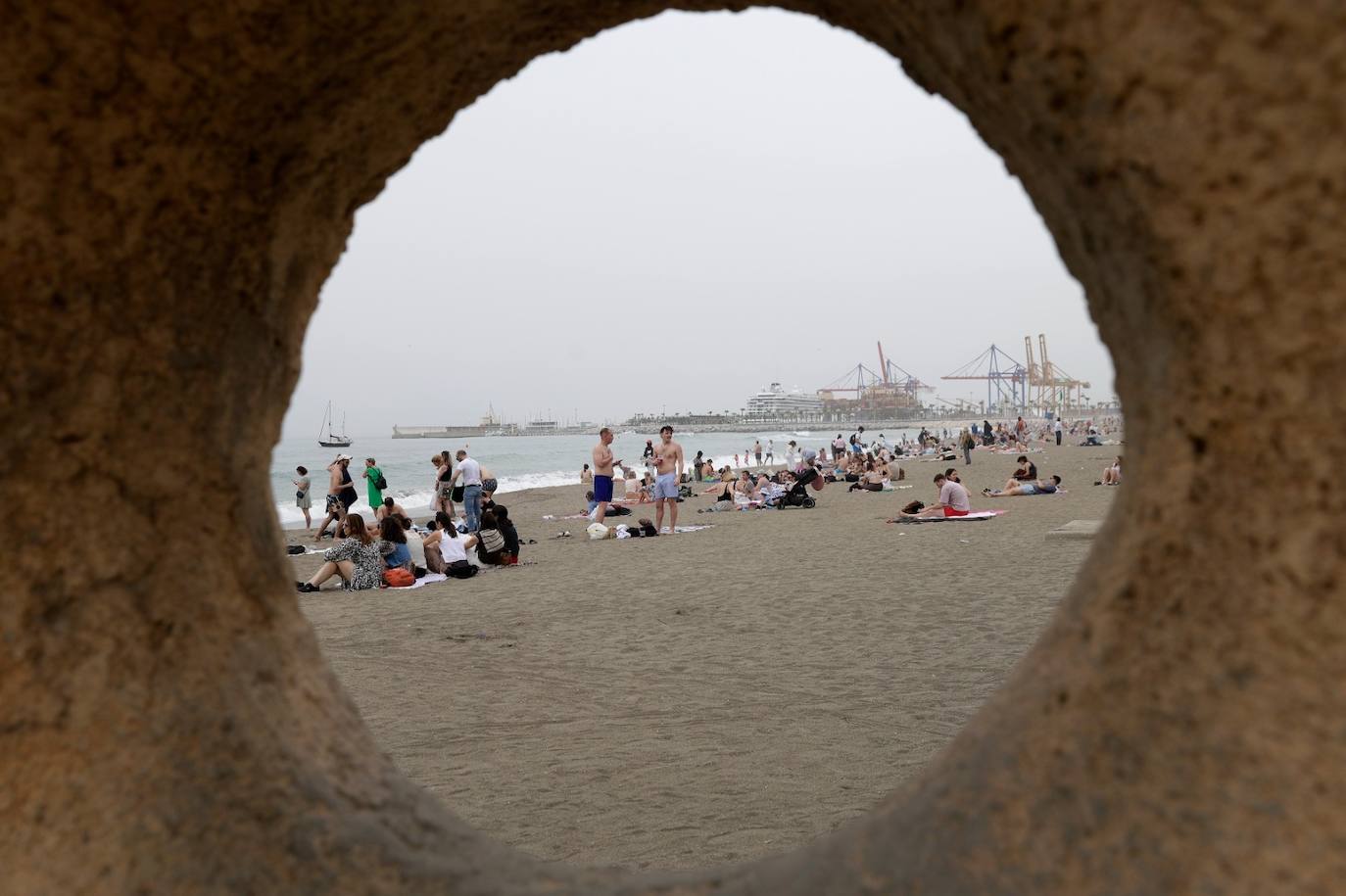 El tiempo casi veraniego llena playas, terrazas y chiringuitos a pesar de la calima en Málaga