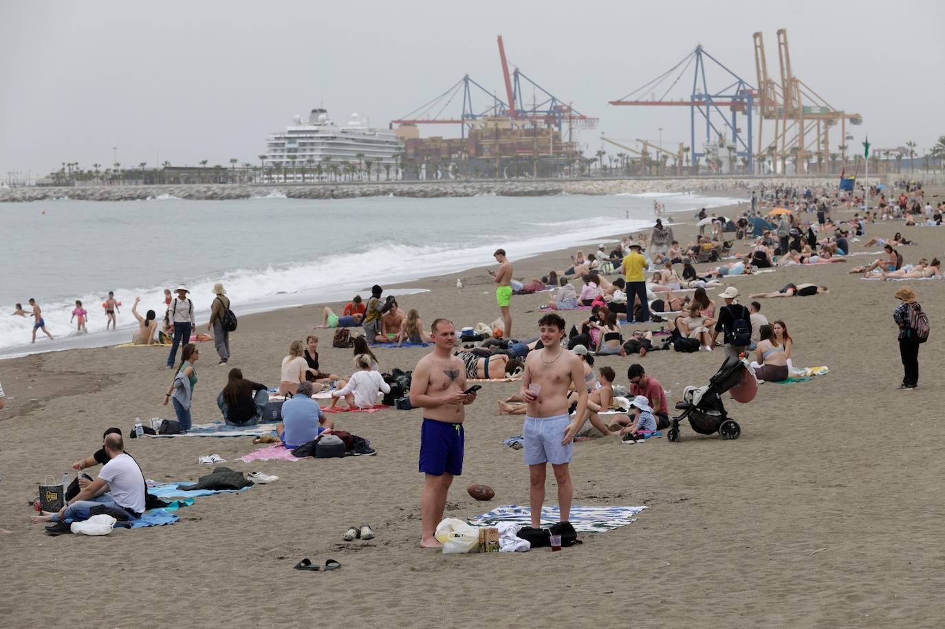 El tiempo casi veraniego llena playas, terrazas y chiringuitos a pesar de la calima en Málaga