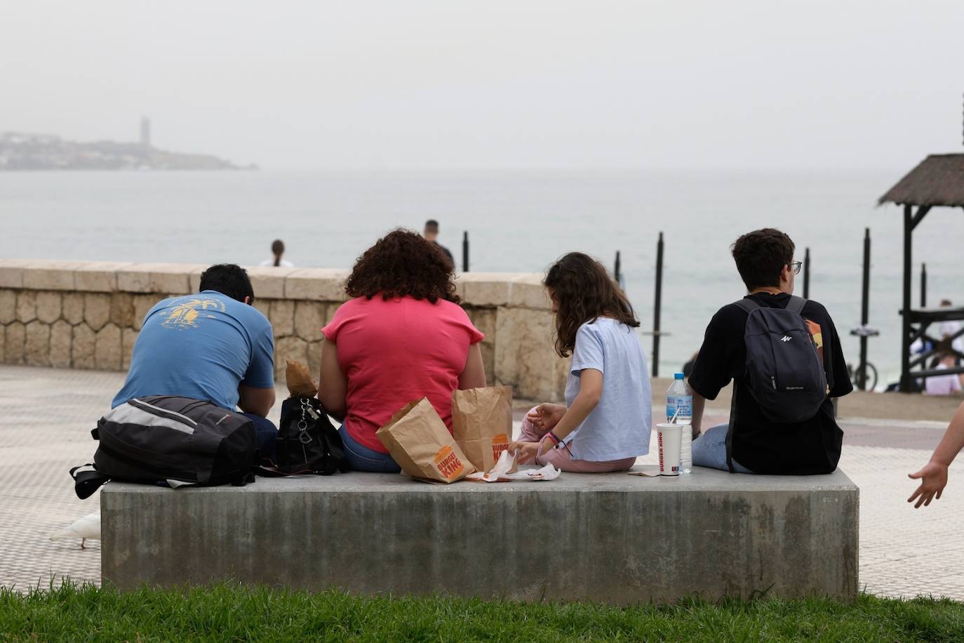 El tiempo casi veraniego llena playas, terrazas y chiringuitos a pesar de la calima en Málaga