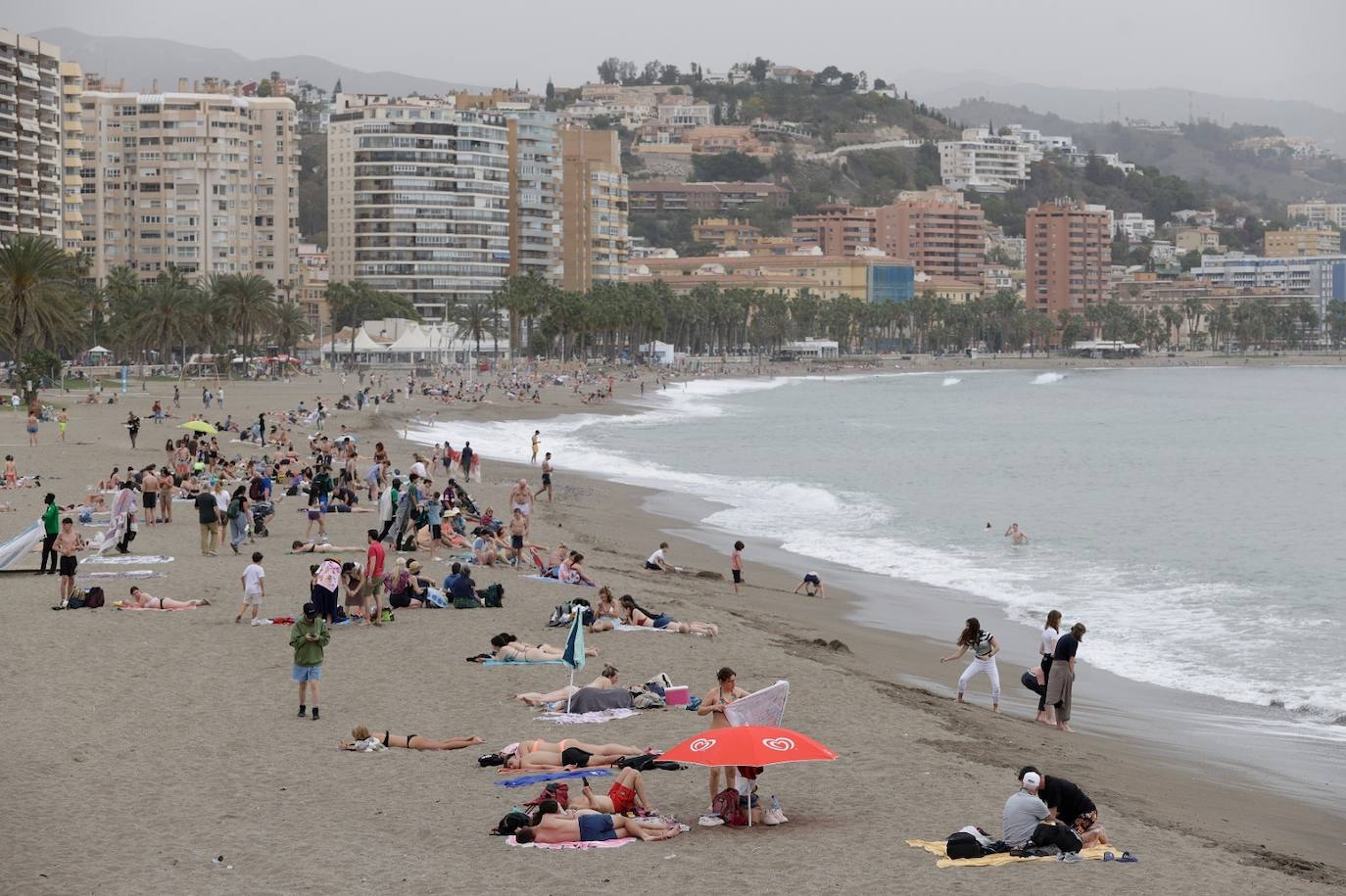 El tiempo casi veraniego llena playas, terrazas y chiringuitos a pesar de la calima en Málaga