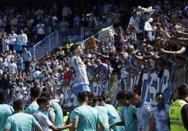 Roberto celebra con la afición el gol logrado contra el Intercity en La Rosaleda.