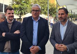 Jorge Padilla, portavoz municipal; Antonio Navarro, secretario general del PSOE de Torremolinos, y Dani Pérez, líder provincial del partido, en un acto en la torremolinense Plaza Costa del Sol.