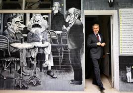 Rodríguez Zapatero, esta semana en la Facultad de Económicas de Málaga ante el mural de Idígoras.