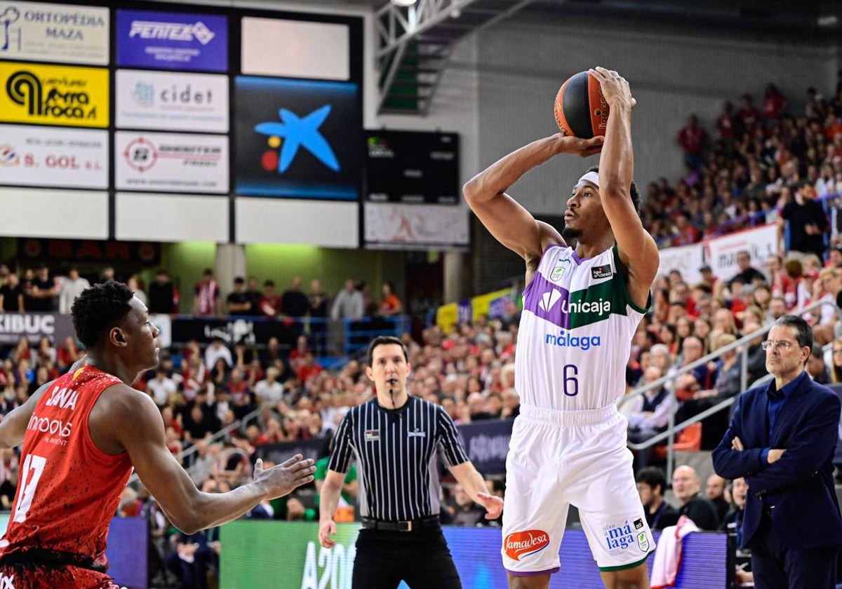 Taylor lanza un triple durante el partido contra el Manresa.